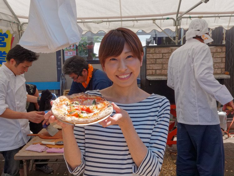 今年も大人気! 石窯焼きトマトピッツァ、焼きあがってま〜す。