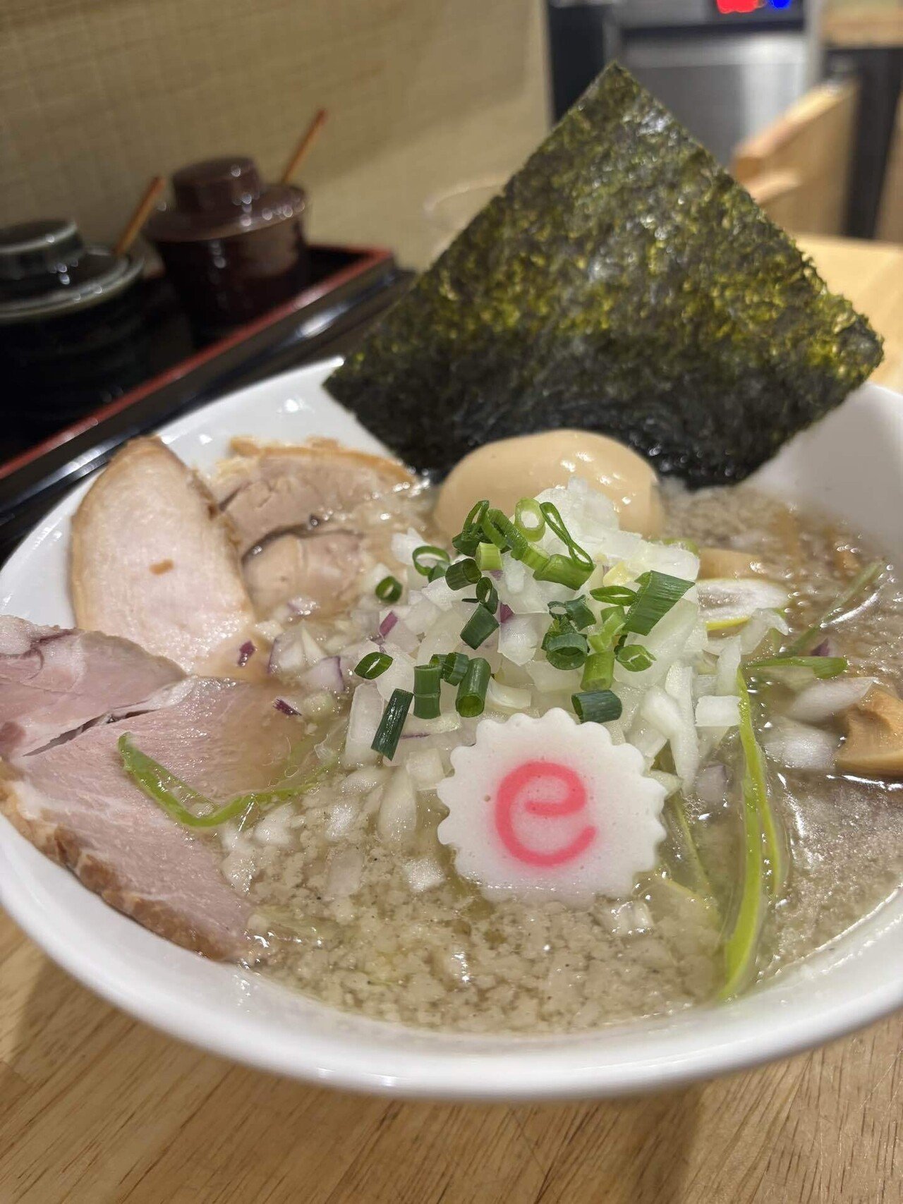 御茶ノ水】もちもち太麺のがつんと煮干しラーメン「にぼ助」｜美味しい