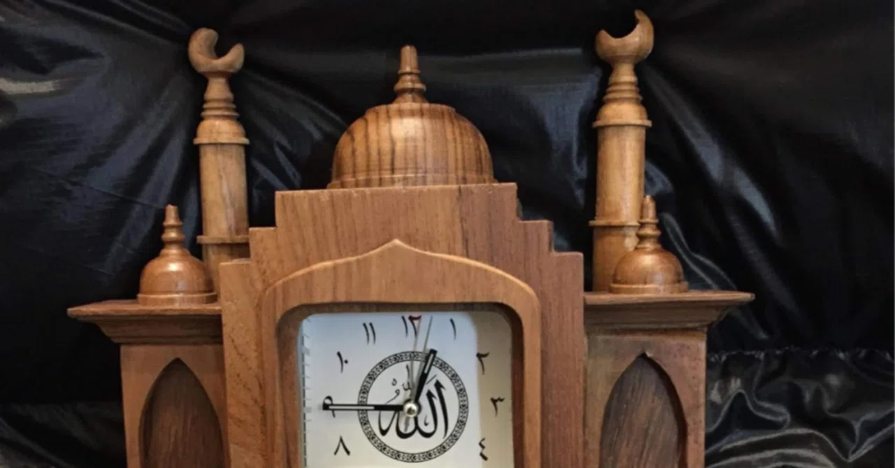 アザーン時計がアラブの町から消えた！｜〈アザーン時計〉AZAN CLOCK