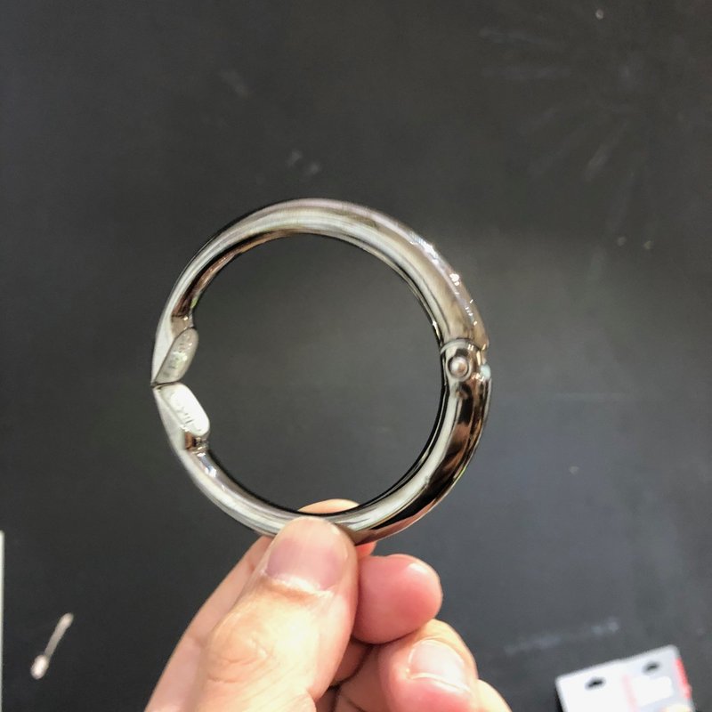 重い鞄の最高の相棒 バッグハンガー Clipa 山下義弘 ドケットストア店主 Note