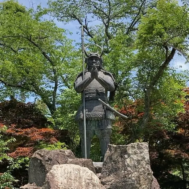 山中鹿介の像と難攻不落といわれた月山富田城｜藤原英生（フジハラヒデキ）