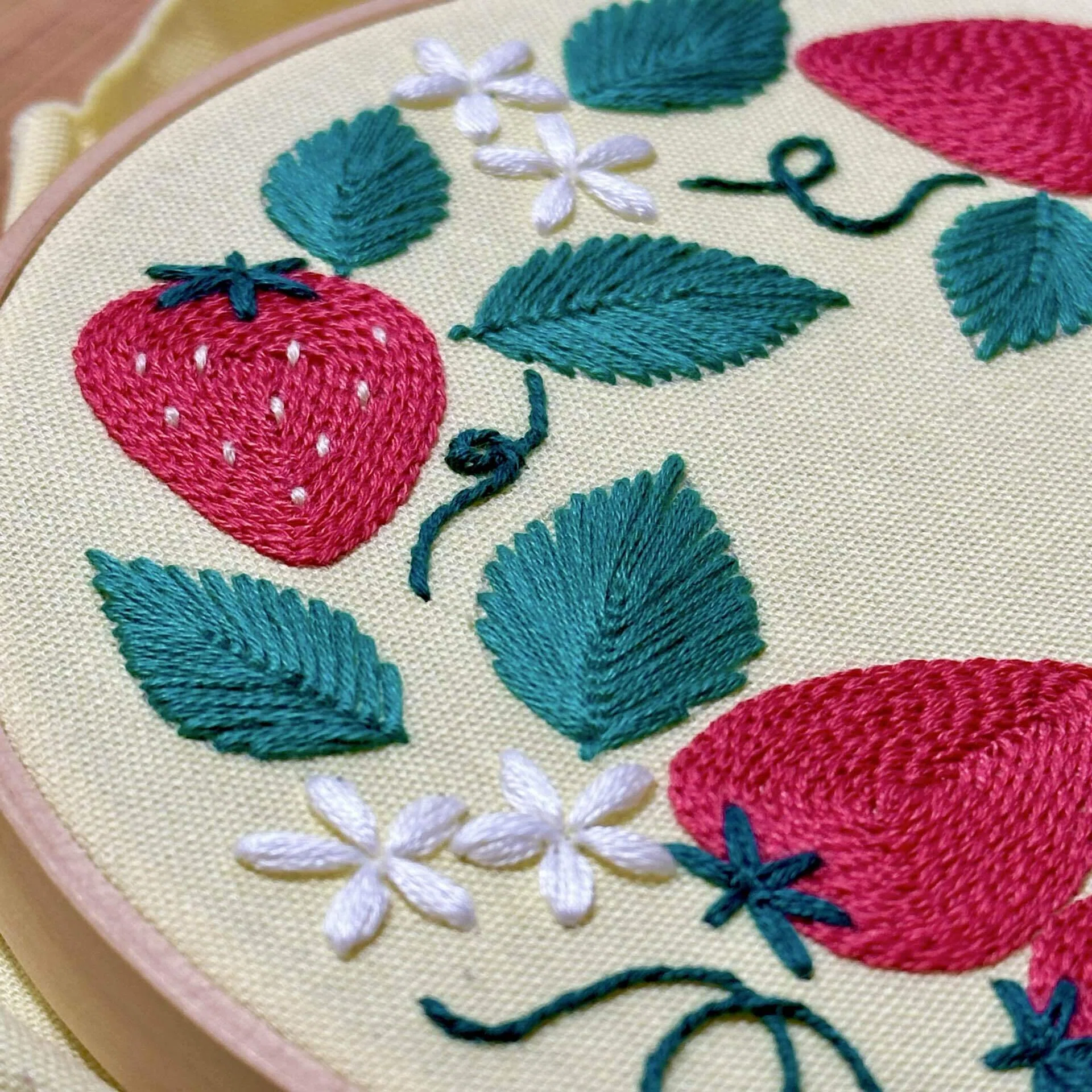 いちごの刺繍🍓｜はなこまち/刺繍作家
