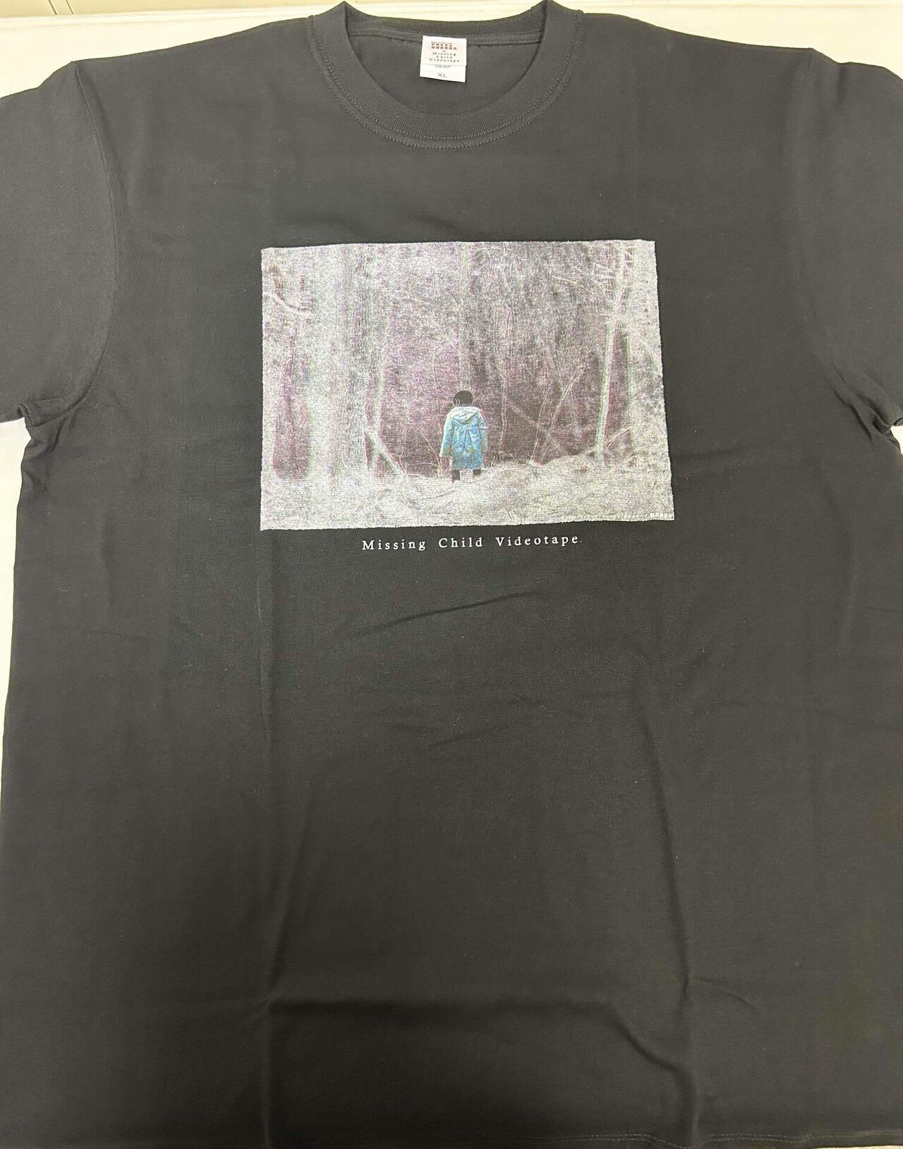 ミッシング・チャイルド・ビデオテープ 公式Tシャツ ○○式 恐怖心展 Tシャツ日記ミッシングチャイルドビデオテープの ｜柳の木