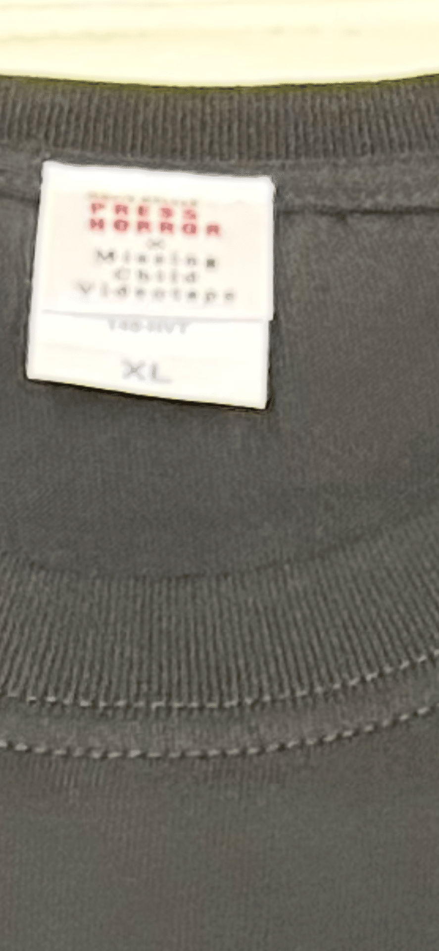 ミッシング・チャイルド・ビデオテープ 公式Tシャツ ○○式 恐怖心展 Tシャツ日記ミッシングチャイルドビデオテープの ｜柳の木