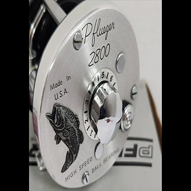 リーピングバス エンブレム　フルーガー 2800　PFLUEGER 2800 ヴィンテージの域を超えた機能美：Pflueger 2800の魅力を徹底解説