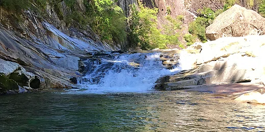 面河渓の急な流れ_