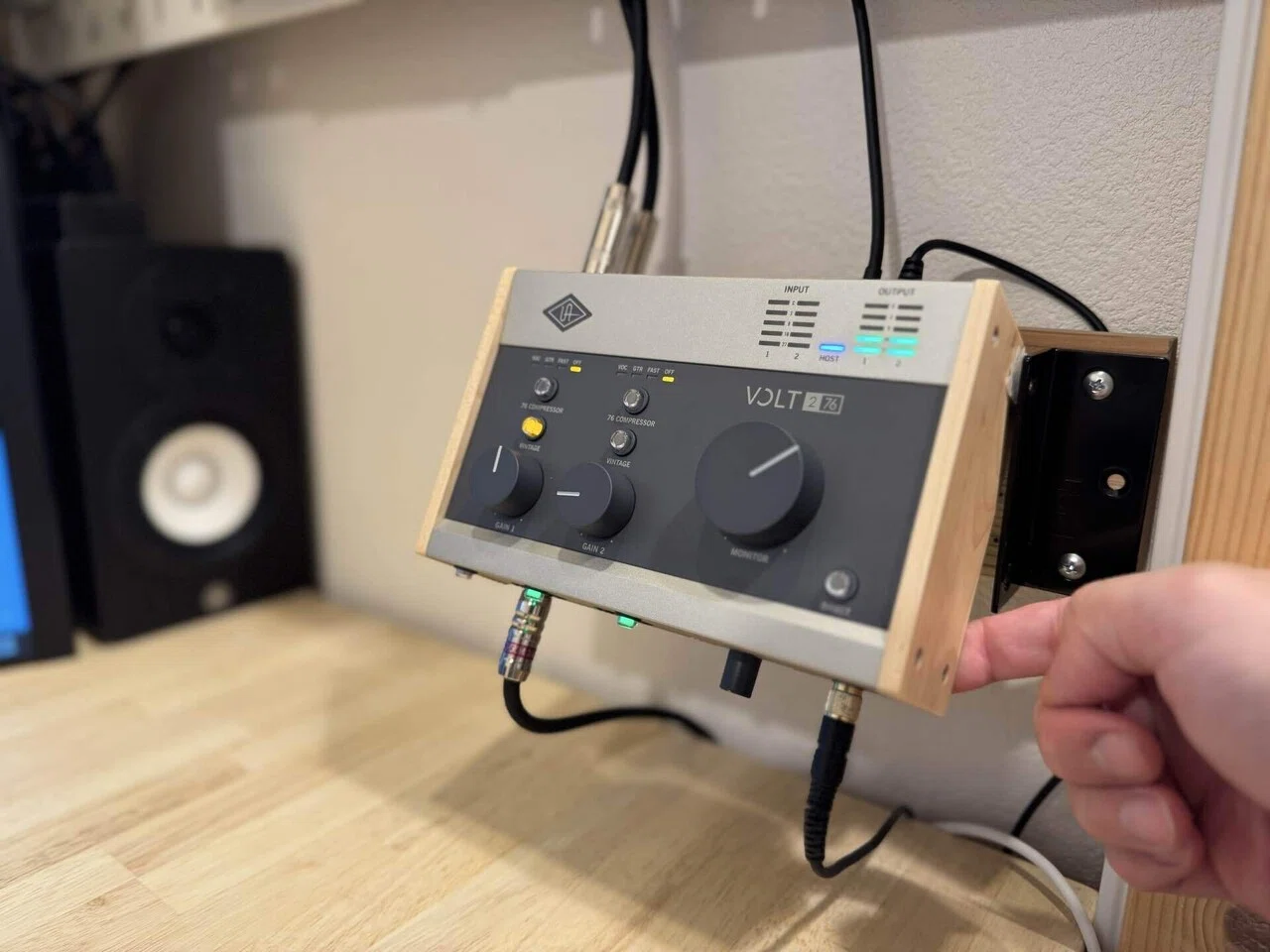 Universal Audio Volt 276の浮かせ（壁掛け）運用｜おず
