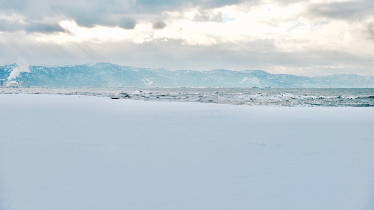 冬の石狩の海 誰も来ない海岸は 雪で真っ白でした ここに君がいてくれたら どんな写真になるだろう Scoop Kawamura Note