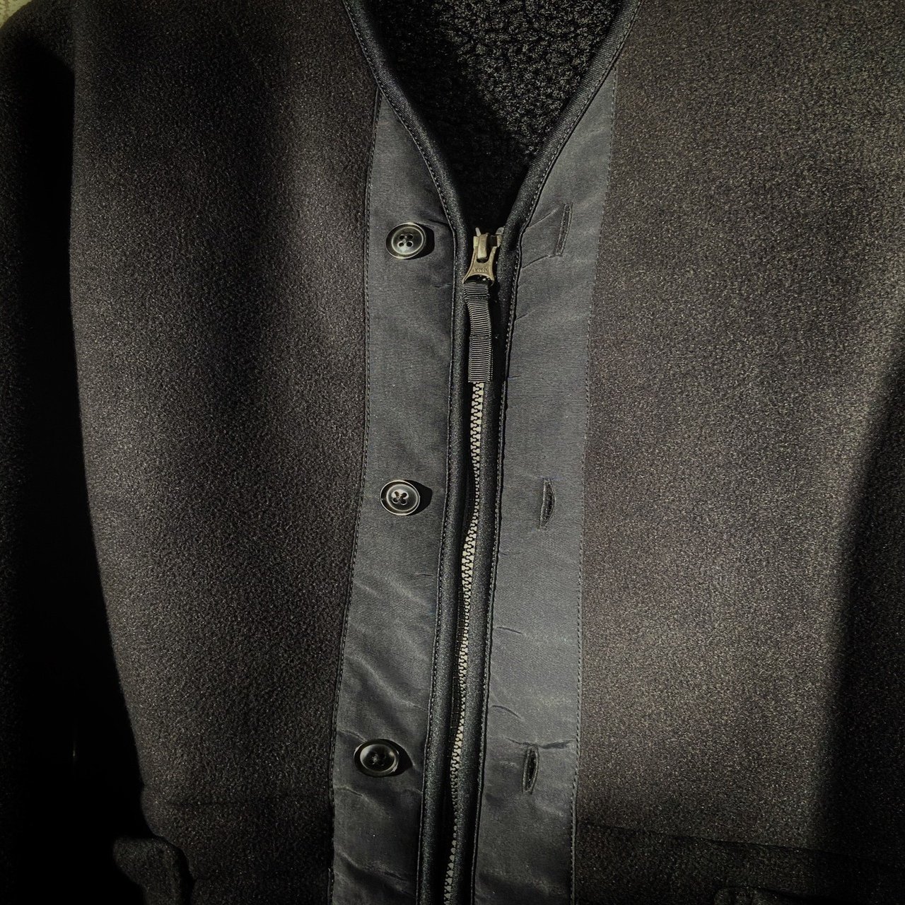 デザインにこだわったユニクロ×エンジニアド ガーメンツのノーカラー