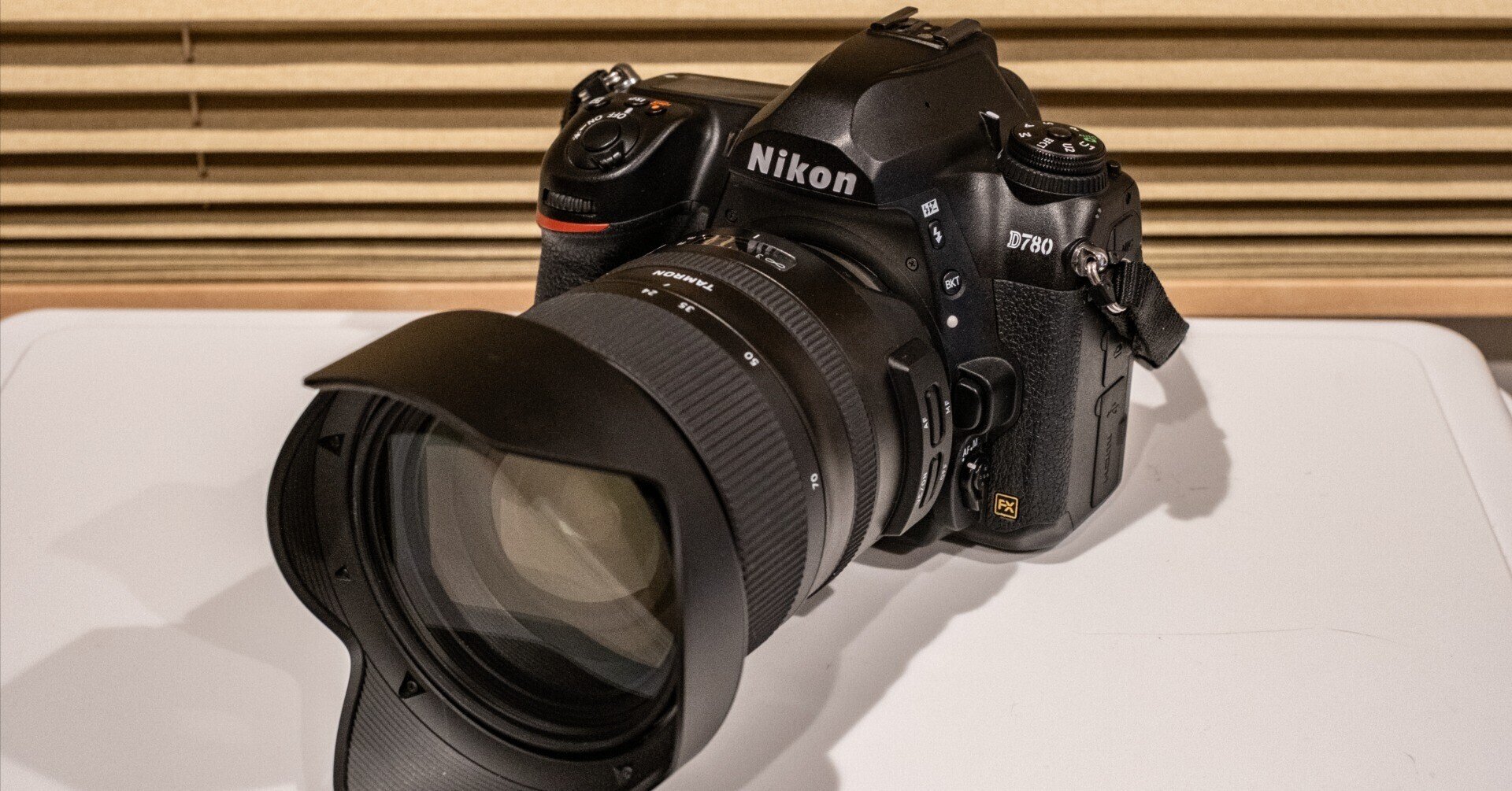Nikon デジタル一眼レフカメラ D40 ボディ ※純正の充電器、ストラップ付