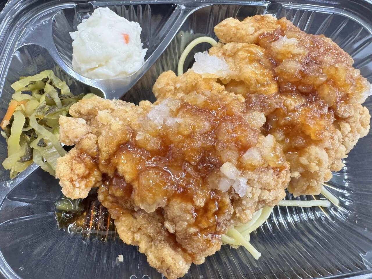 画像は昨日のお昼に食べた【ほっともっと】の「おろしチキン竜田弁当 