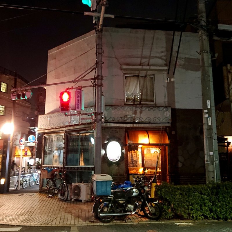 一歩店に入ると退廃的な耽美の世界が待ち受けていた 向島 季節の生ジュースとくるみパンの店 カド じょいっこ Note