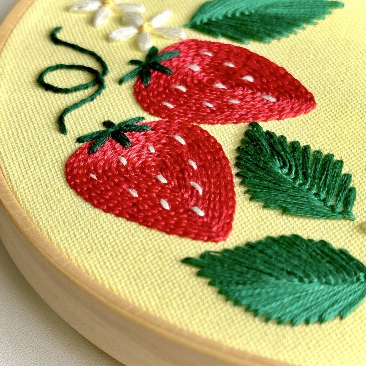 PDF図案【苺のリース】｜はなこまち/刺繍作家