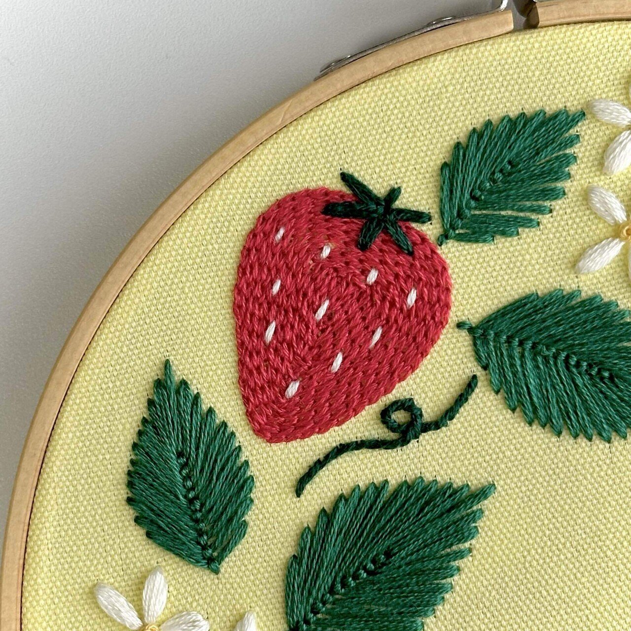 PDF図案【苺のリース】｜はなこまち/刺繍作家