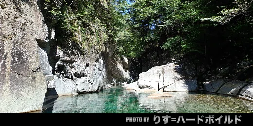 手前の渕から虎が滝を眺める003