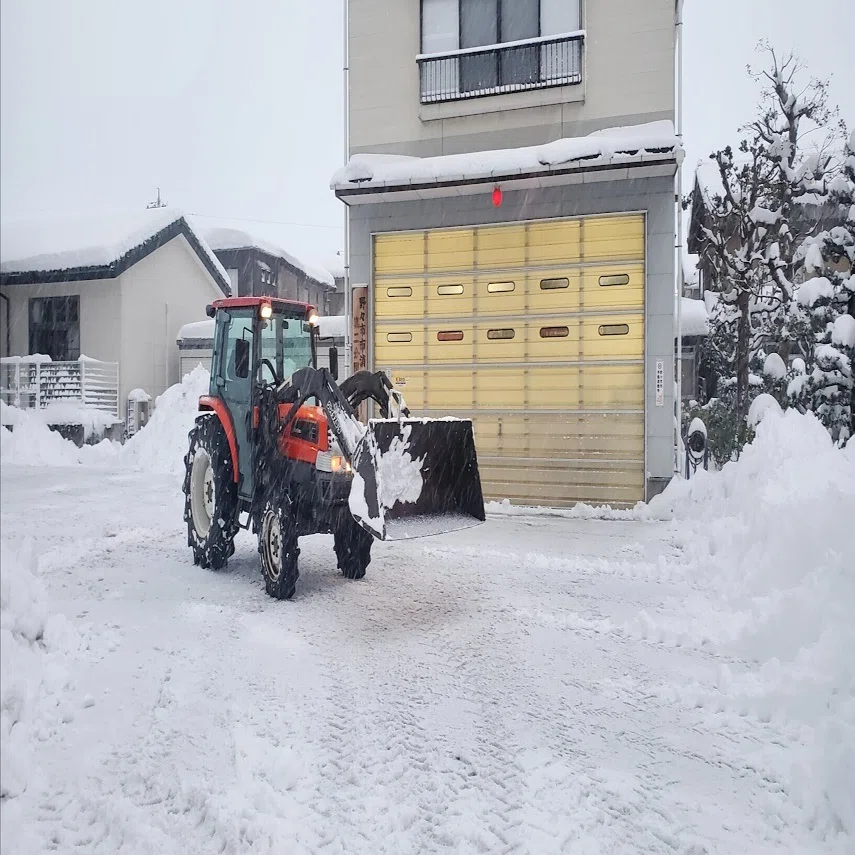 神」と呼ばれる除雪トラクター降臨｜林さんちのゆかいな米作り