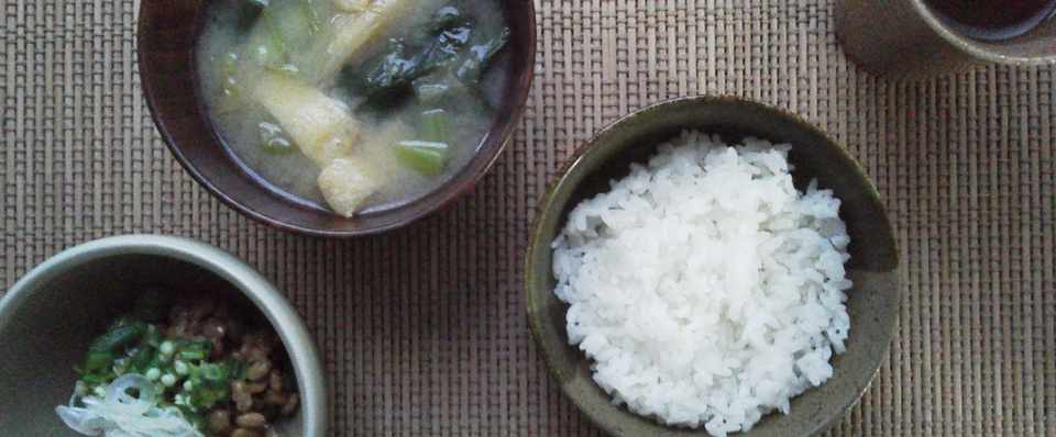 朝食はオクラ納豆 小松菜と油揚げのお味噌汁 ๑ ๑ ﾓｸﾞﾓｸﾞ ๑ ㅂ ๑ 雨がピチョピチョ火曜日 ウズ Note