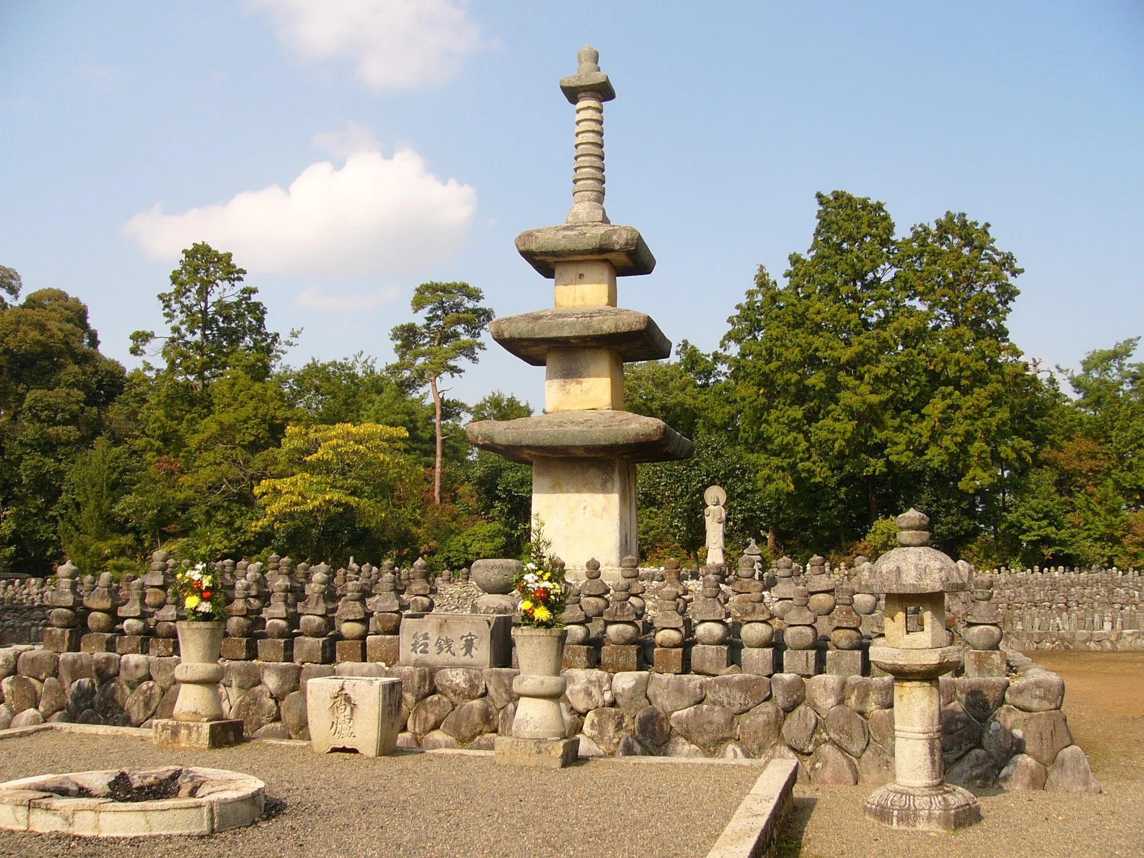 滋賀県内の石造物㉔：石塔寺三重塔（阿育王塔）｜綾
