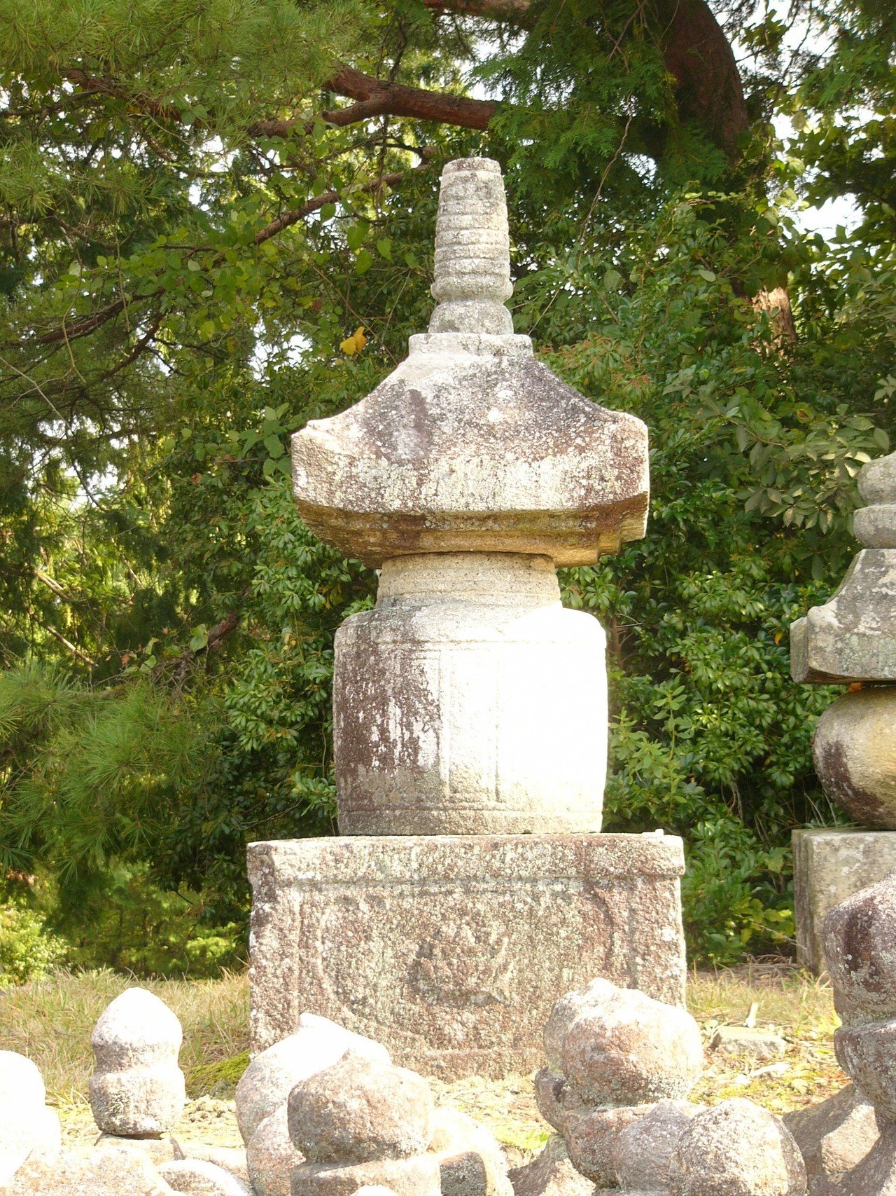 滋賀県内の石造物㉔：石塔寺三重塔（阿育王塔）｜綾