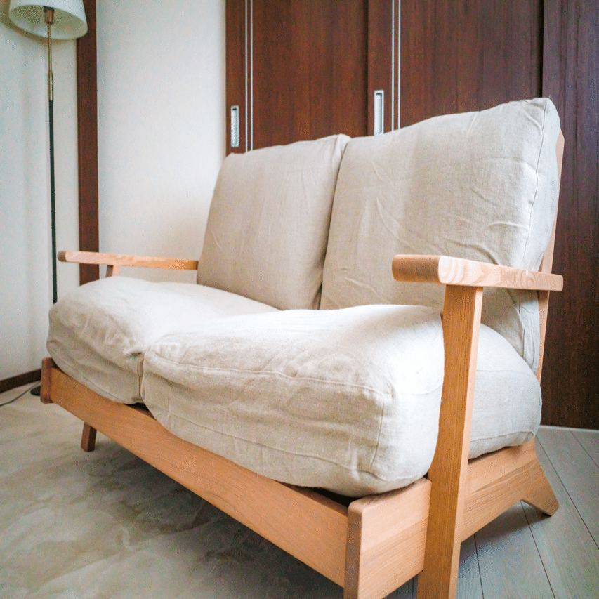 Marimekkoのクッションカバーで、シンプルなソファが華やかに