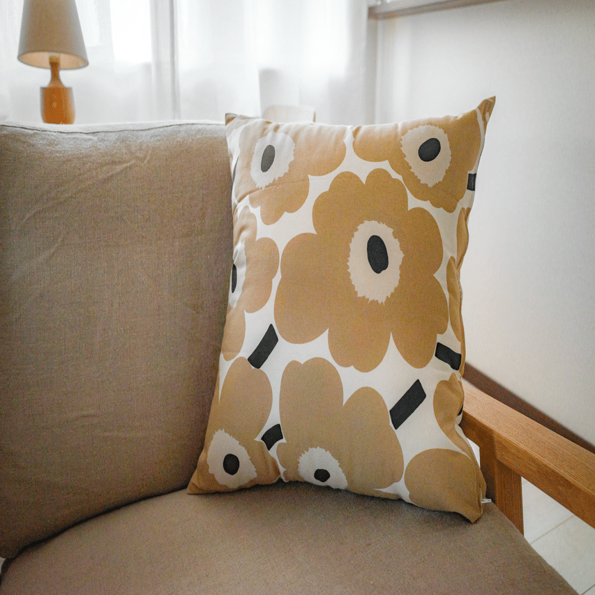 Marimekkoのクッションカバーで、シンプルなソファが華やかに