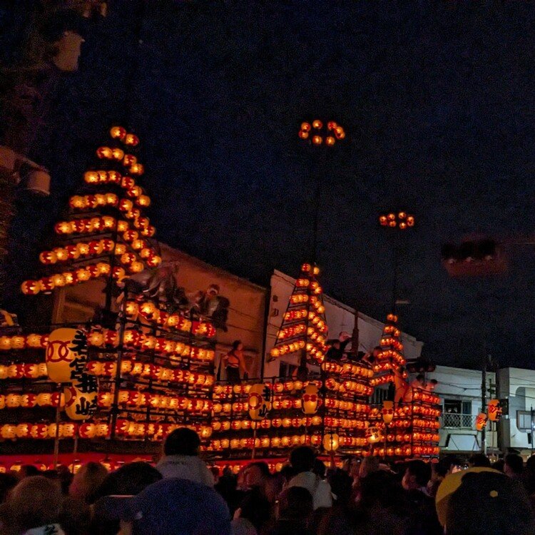 週末に行きたいお祭り

https://j-matsuri.com/nihonmatsu/
若連の威勢のいい掛け声で熱くなる。提灯をつけた太鼓台の曳き廻し。
#福島県
#二本松市
#10月
#まつりとりっぷ #日本の祭 #japanese_festival #祭 #祭り #まつり #祭礼 #festival #旅 #travel #Journey #trip #japan #ニッポン #日本 #祭り好き #お祭り男 #祭り好きな人と繋がりたい #日本文化 #伝統文化 #伝統芸能 #神輿 