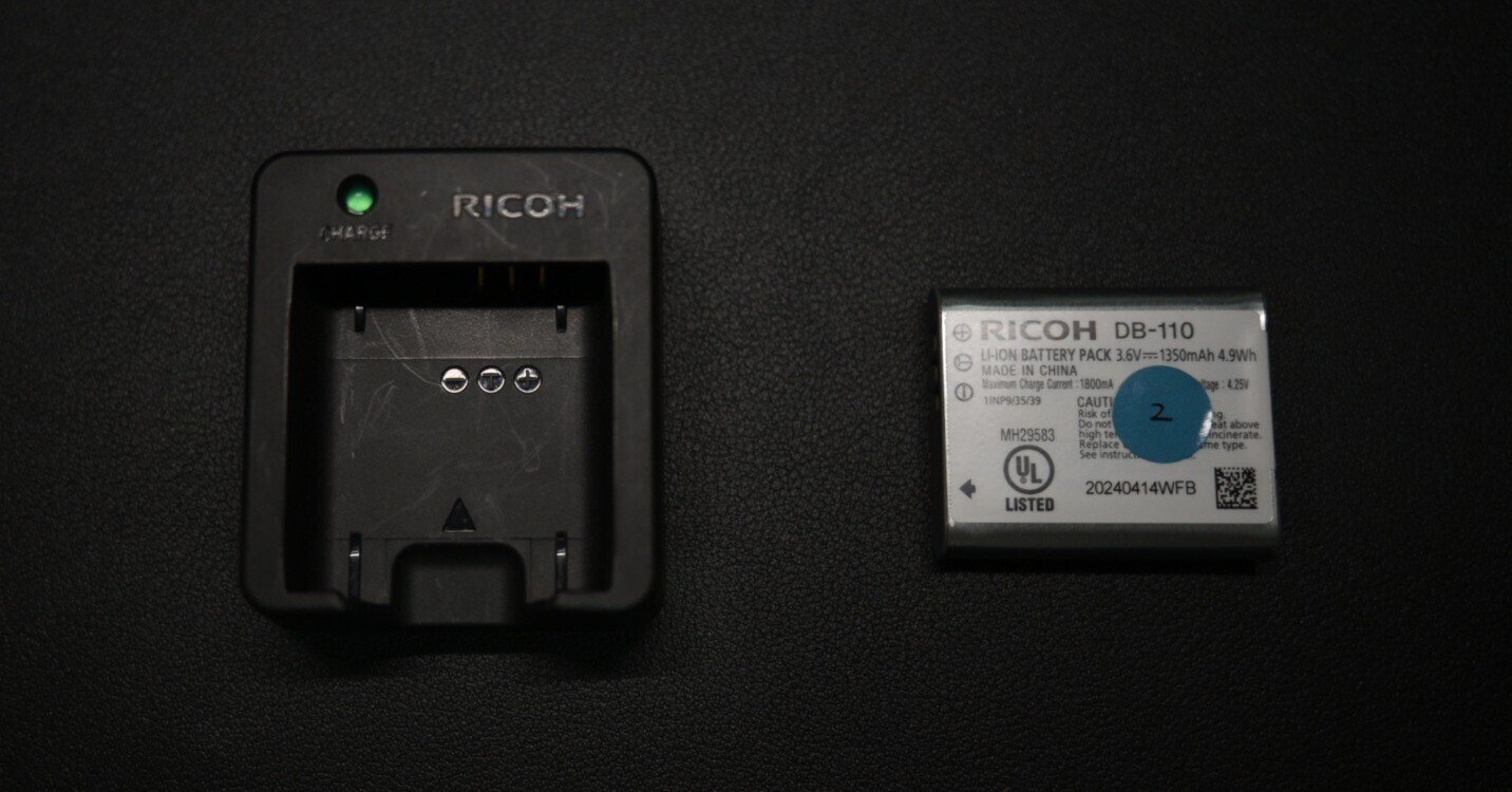 GR3買えたら必ずバッテリーも合わせて入手してほしい(できれば充電器も GR3買えたら必ずバッテリーも合わせて入手してほしい(できれば充電器も