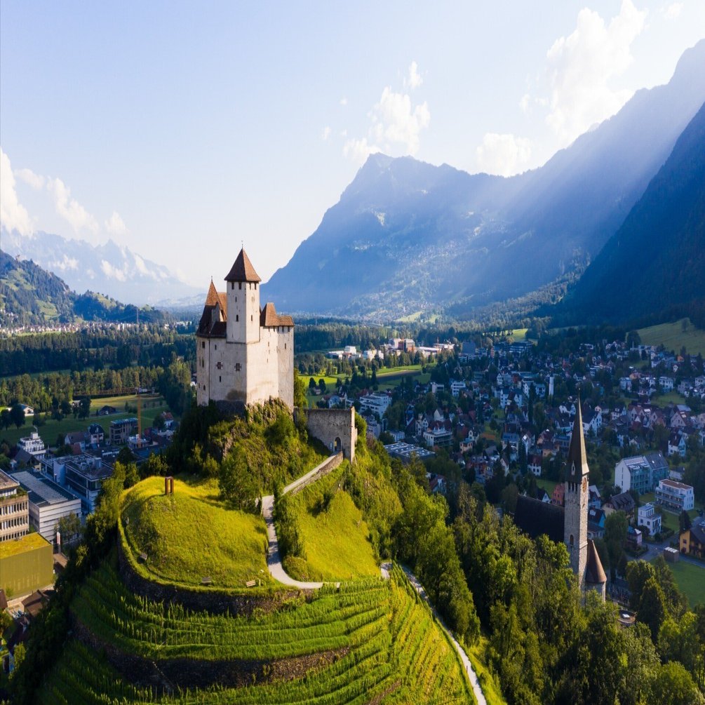 世界の国旗と国章（46） リヒテンシュタイン｜しじみ ｜デザインを語るひと