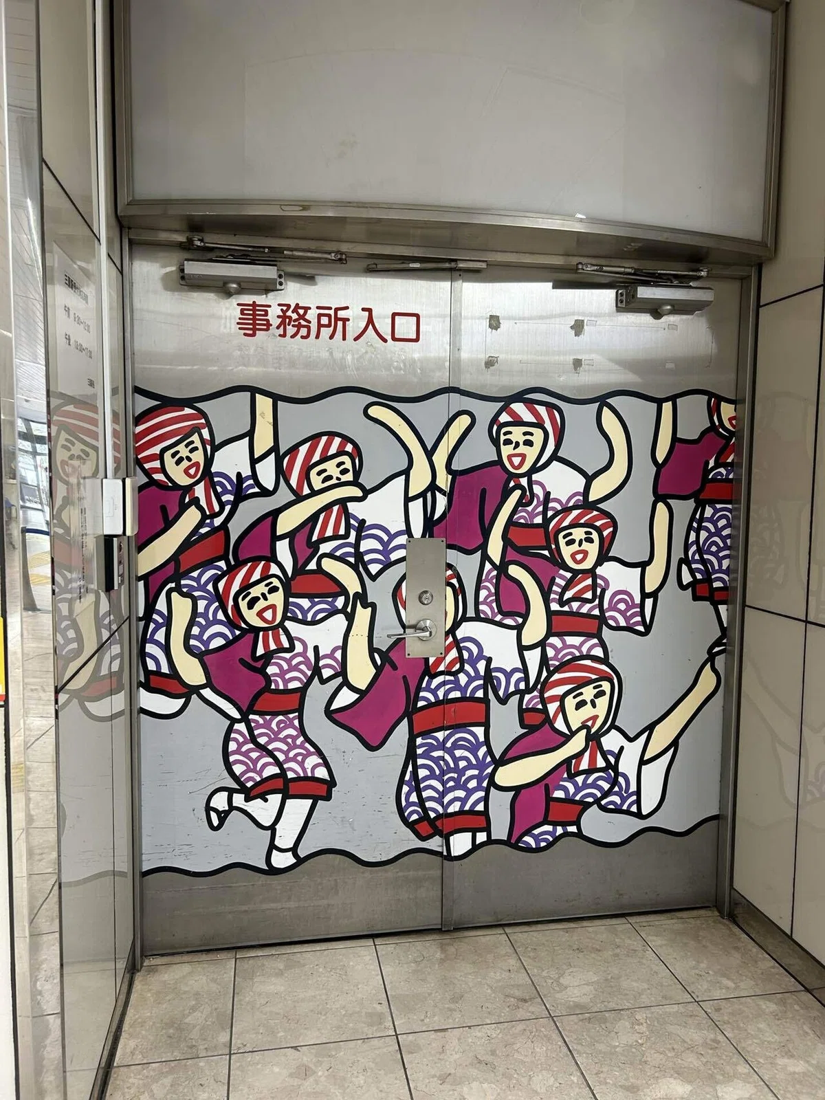 やっさ踊りの絵が描かれたドア