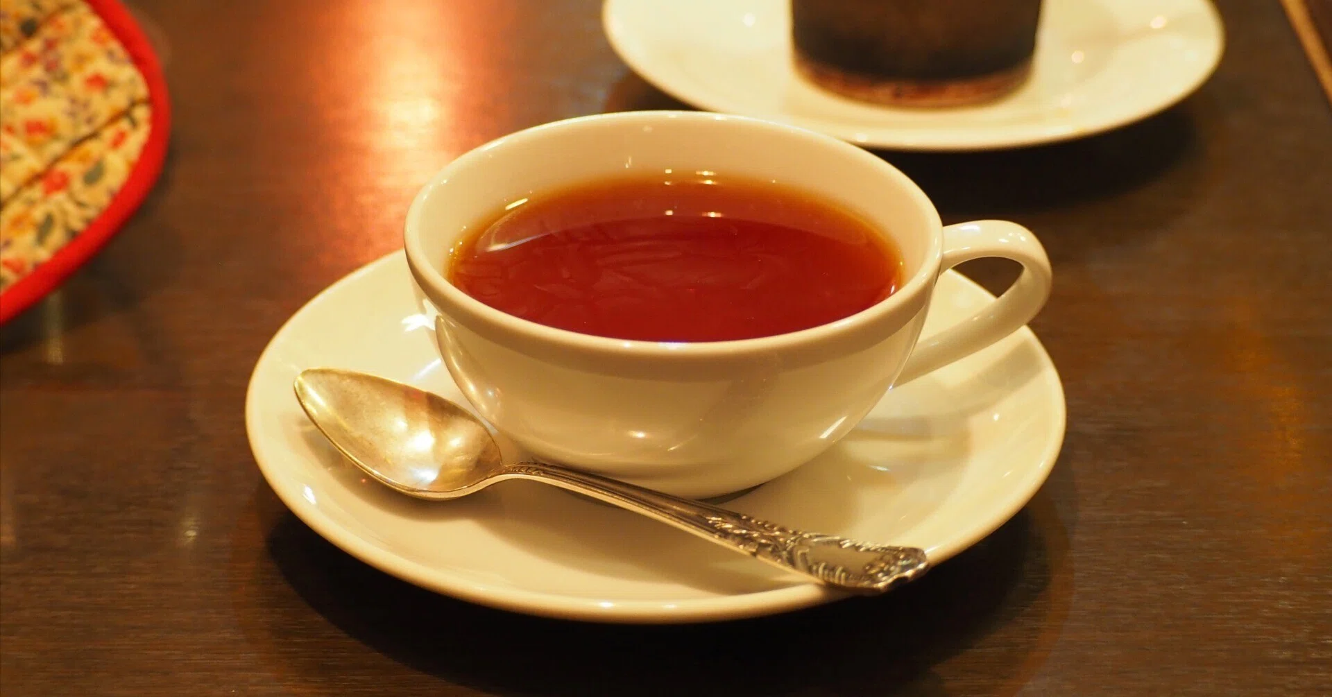 大阪・堂島のロンドンティールームで、1杯700円の紅茶とともに過ごす