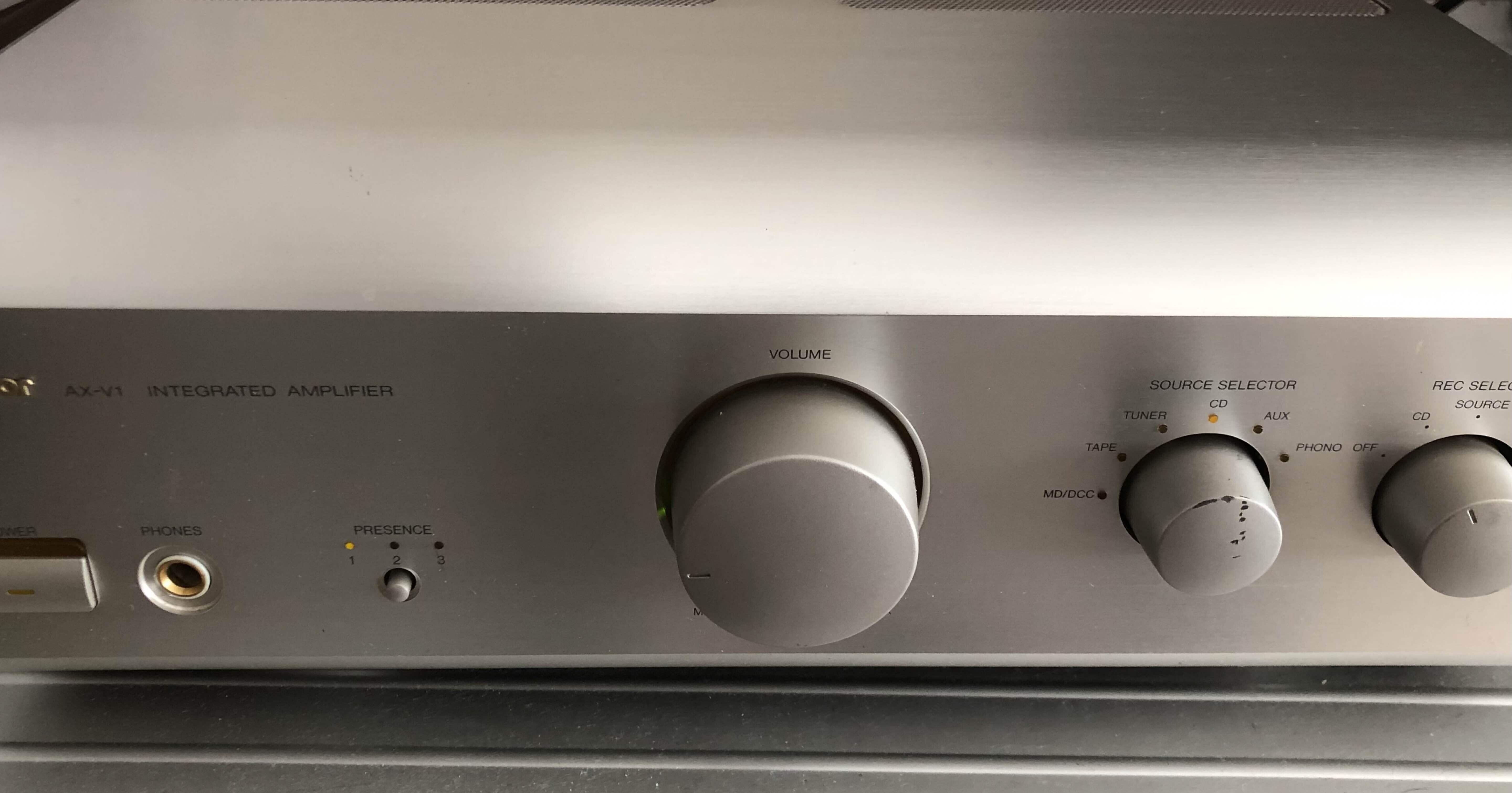 良くなって当たり前かもしれませんが・・・ビクターのアンプAX-V1-Nに