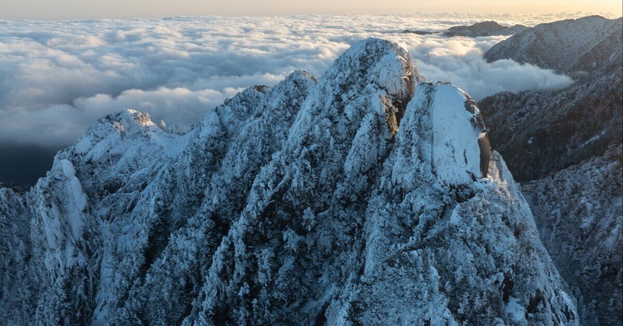 屋久島の儚（はかな）き雪の山岳風景｜shunzo