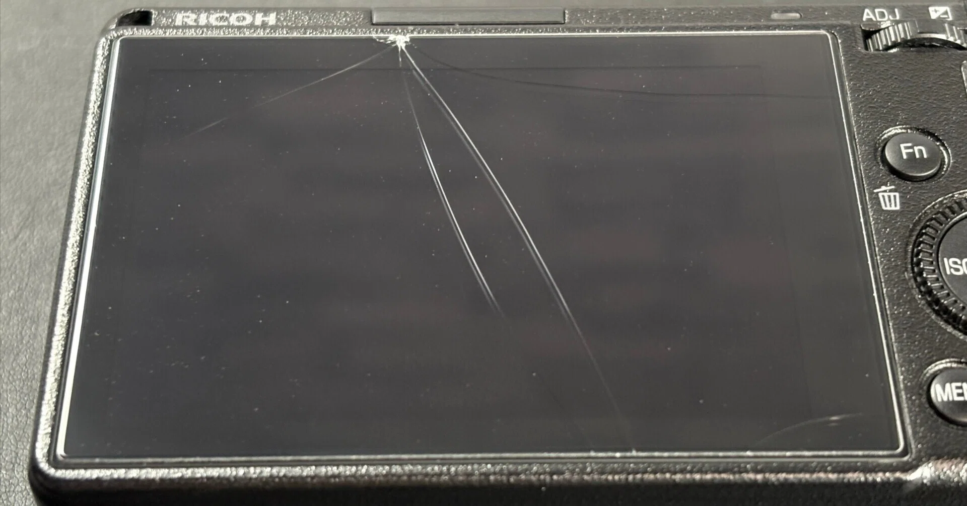 GRⅢ】液晶ガラスフィルムを派手に割ってしまった、の巻|chiba GRⅢ】液晶ガラスフィルムを派手に割ってしまった、の巻|chiba