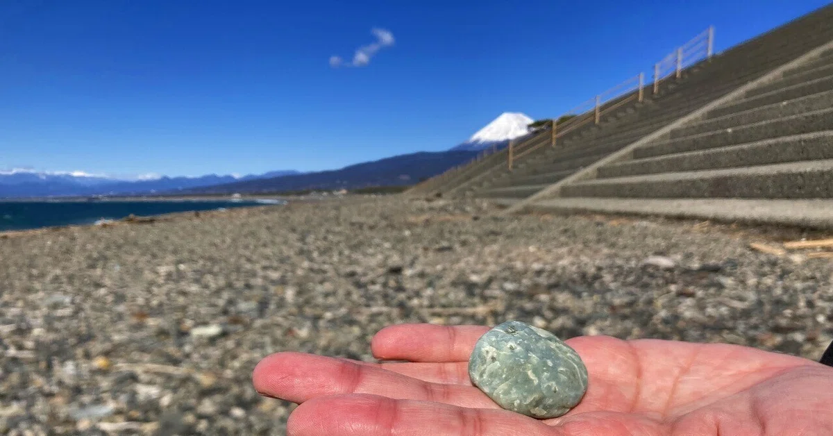 翡翠っぽい石がいっぱい！薬石に結晶片岩！沼津・千本浜海岸で