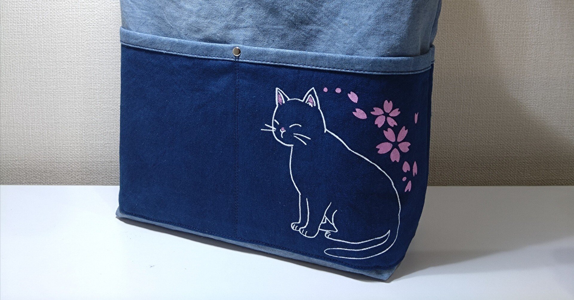 藍染め帆布生地に「猫と桜」のシルクスクリーンプリントをする｜craft707