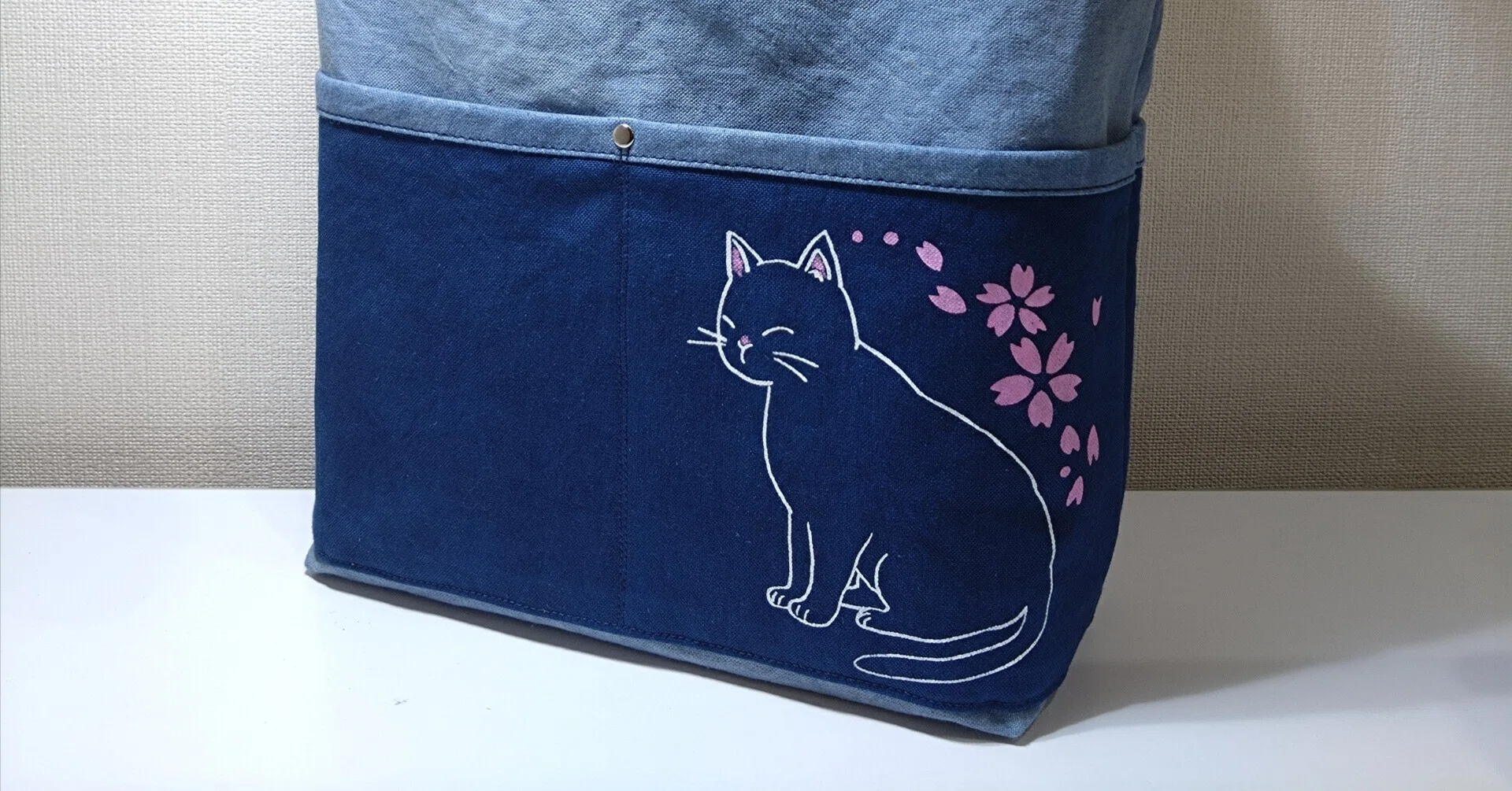 藍染め帆布生地に「猫と桜」のシルクスクリーンプリントをする｜craft707