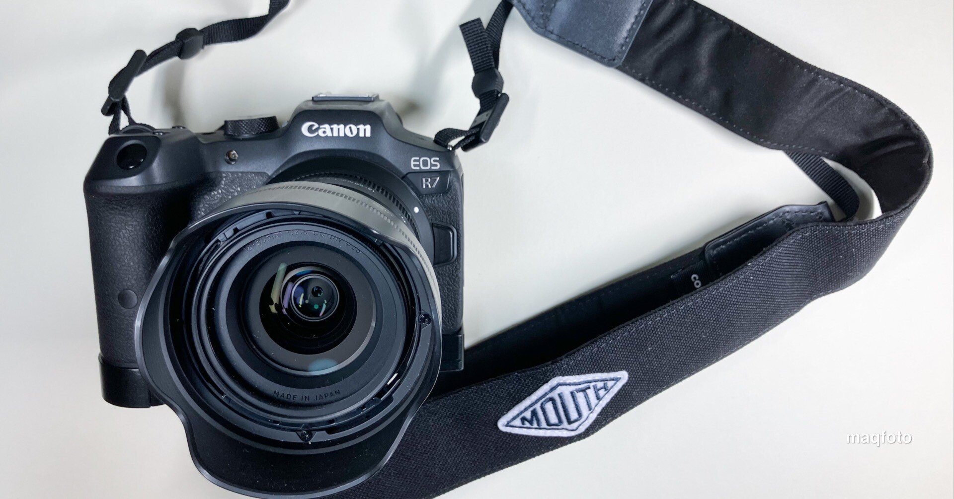 EOS R7のストラップは短めなので少し長めのMOUTHのストラップに変えて