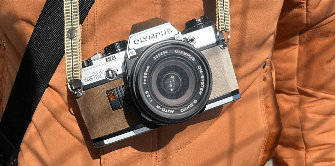 ★ OLYMPUS OM-1 + ★ 広角レンズ 28mm ☆ OLYMPUS OM-1 (革ケース付) + ☆ 広角レンズ 28mm
