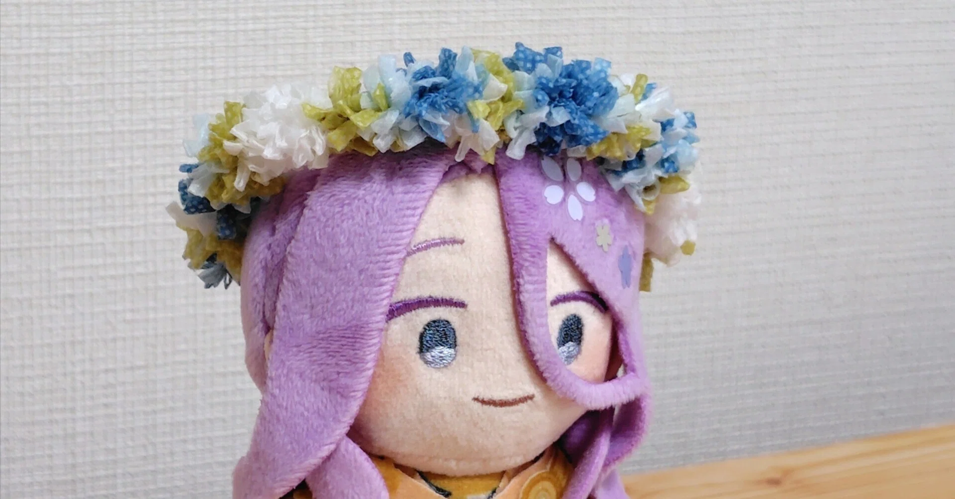 薄紫の花冠付きぬいぐるみ ダイソー毛糸のブロッサムでぬいぐるみに花冠を編んだ話｜しずく