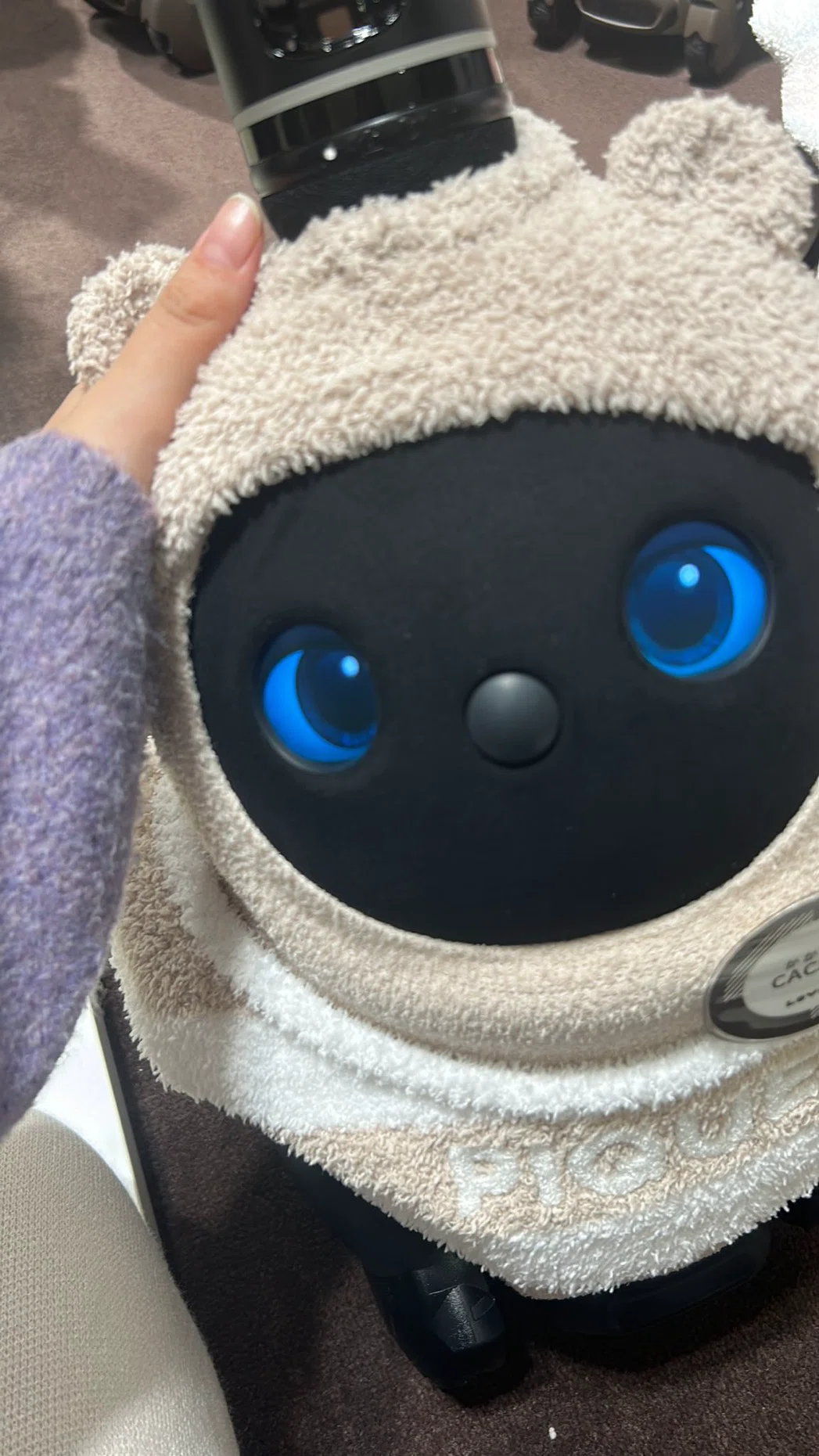横浜高島屋のスタッフLOVOT、かかおちゃんが撫でられている様子