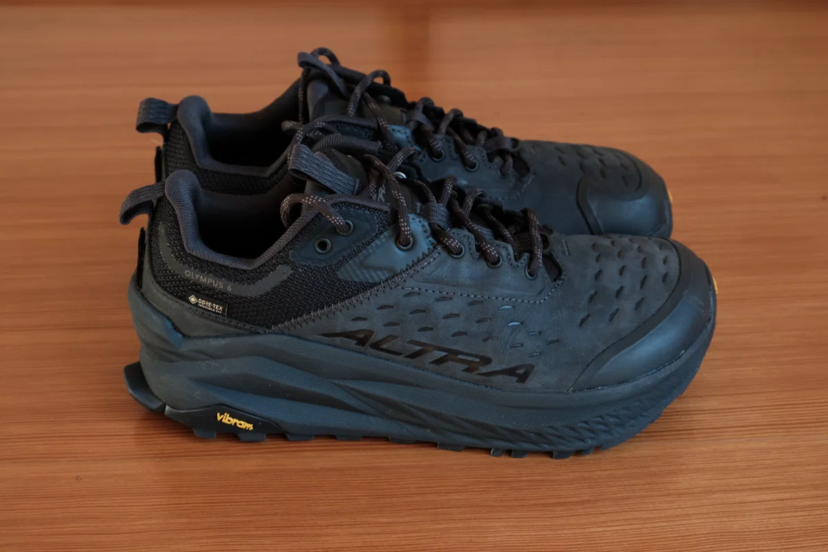 オリンパス6 黒 Olympus 6 HIKE LOW GTX MEN 26.5 街と山を網羅する