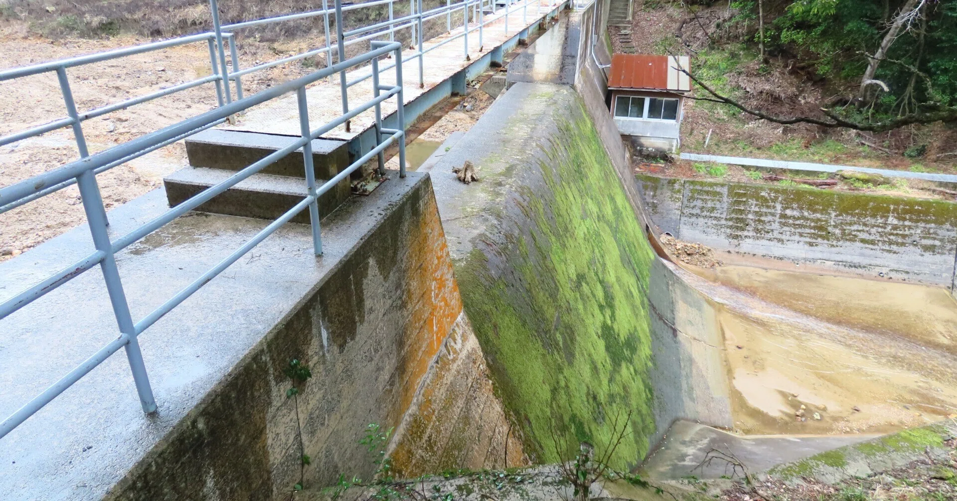 南谷取水堰堤(みなみだに、島根県隠岐の島町)｜a
