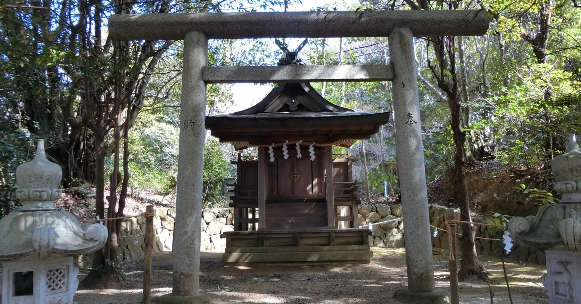 石上神宮末社「神田神社」烏帽子岩は布留川でとれる珍石【桜井シリーズ 