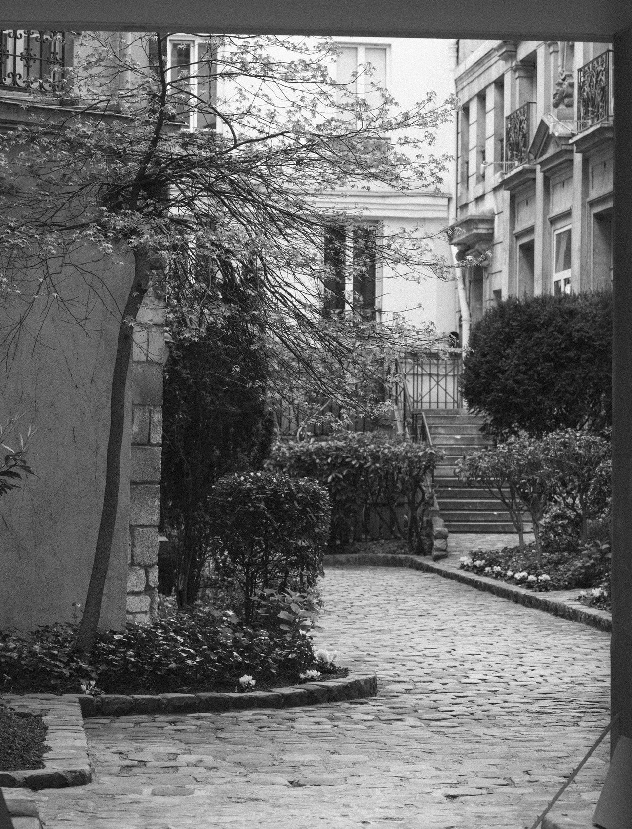 洋書◆パリ写真集 本 都市における40年間の動乱 フランス 風景 建築 景色 パリ写真集 大型写真集 1845-1930年 自然な光景
