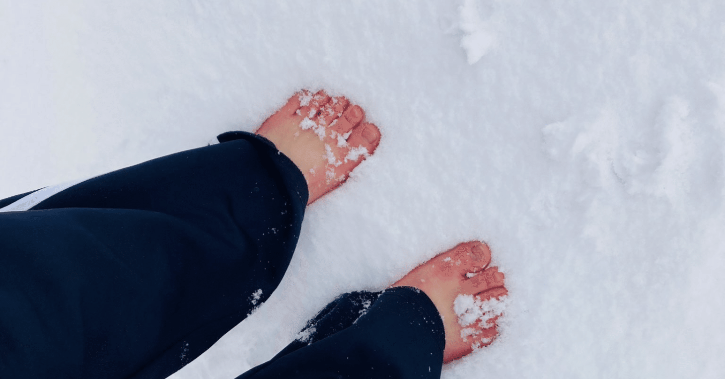 雪　裸足 雪の中で裸足の冒険｜葵琥珀