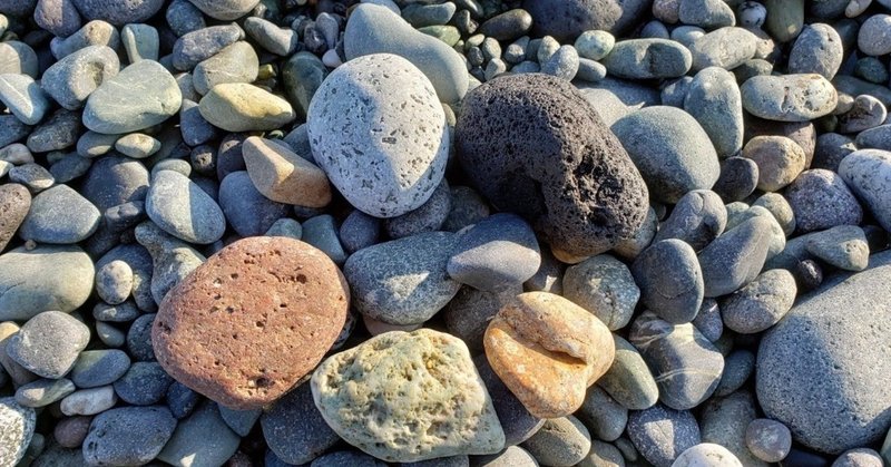 二宮海岸の石