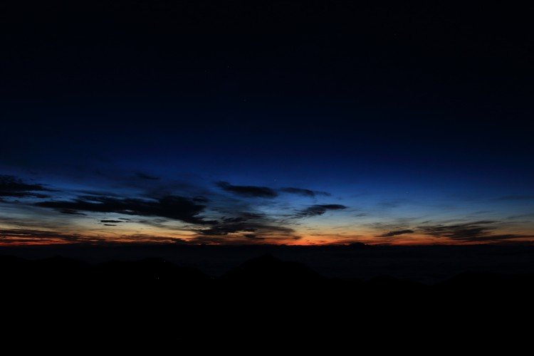 【撮影場所】北穂高の山頂（長野県） 【撮影日】2019.8.13 【カメラ】Canon EOS Kiss X7 【レンズ】SIGMA 18-35mm F1.8 DC HSM