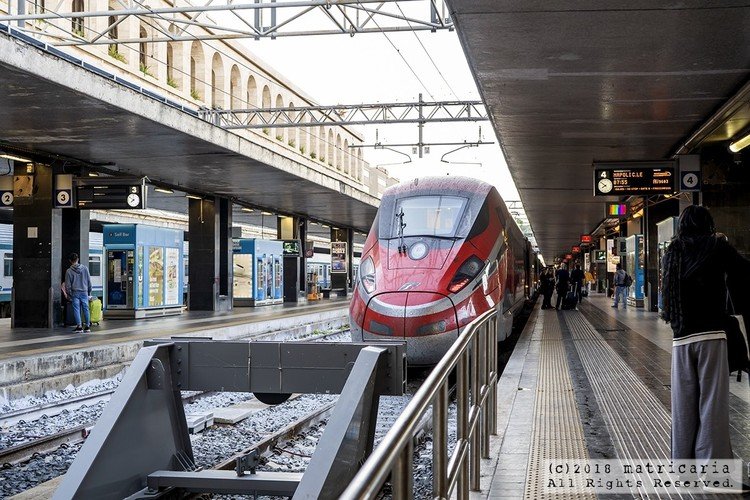 ローマのテルミニ駅からトレニタリア（イタリアの鉄道会社）で、一路バーリへ。赤い車体はフレッチャロッサ（赤の矢。レッドアロー号みたいな感じっすね）。トレニタリアは事前に予約しておくと早割みたいなのがけっこう効くので、日本からインターネットで予約しておくのがおすすめです。