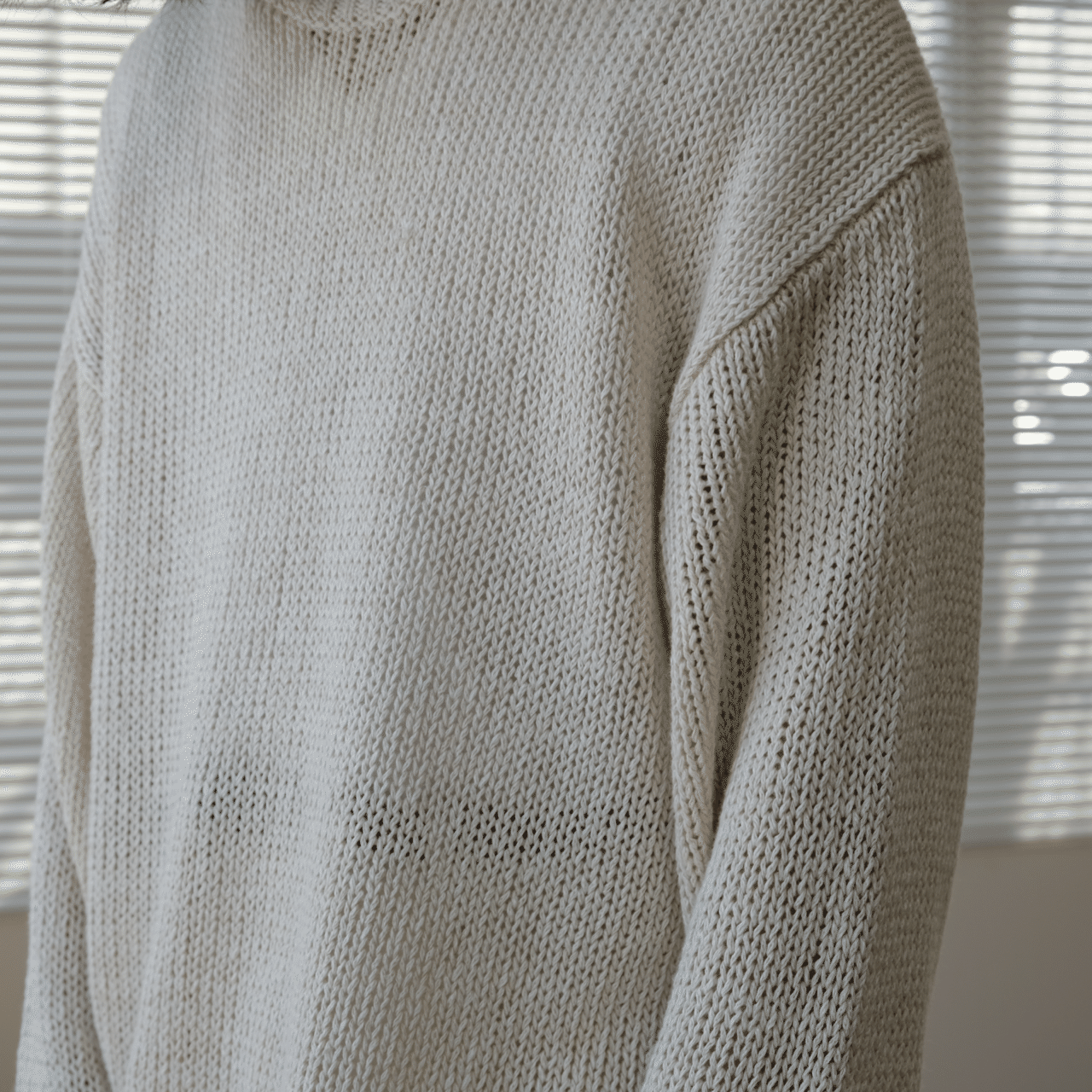 白のリネンニット｜水岡