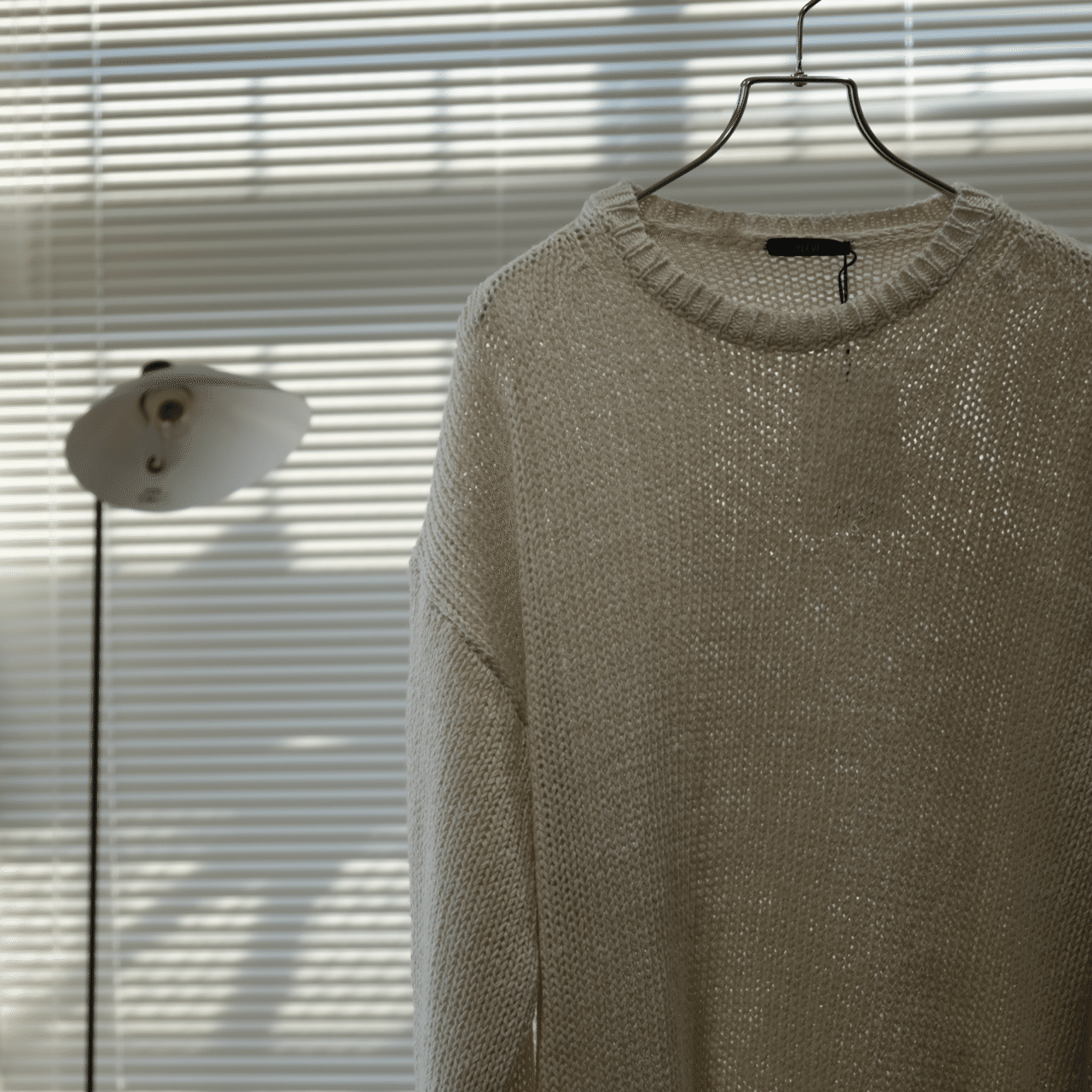 白のリネンニット｜水岡